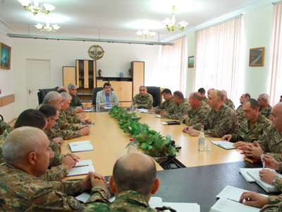 Artsakh President introduces new defense minister to top army command staff