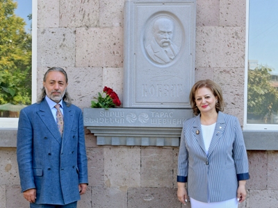 Թիվ 42 ավագ դպրոցի մուտքի մոտ բացվել է Տ. Շևչենկոյի հուշատախտակը