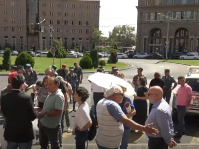 Нескольких протестующих жителей ереванского квартала Физгородок пригласили в здание мэрии