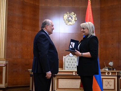 Նախագահ Արմեն Սարգսյանը պետական բարձր պարգև է հանձնել գրոսմայստեր Էլինա Դանիելյանին