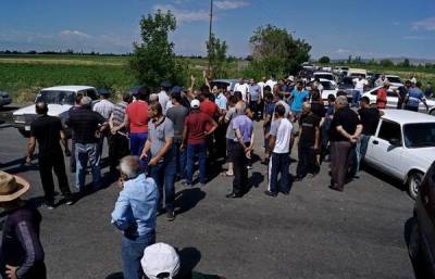 Local grape growers block Yerevan-Armavir motorway