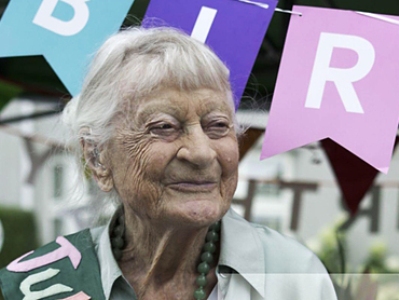 100-летняя женщина назвала виски, бананы и борьбу с фашизмом секретом долголетия