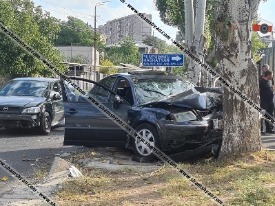 Քանաքեռում բախվել են Opel Astra-ն ու Volkswagen Passat-ը. վերջինս բախվել է ծառին, կան վիրավորներ (ֆոտո)