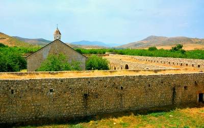 Newspaper: Azerbaijanis demand taking down Artsakh flag placed on Amaras Monastery