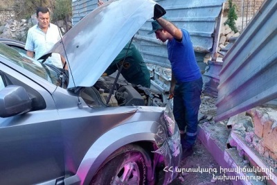 Գյուրջյան փողոցում «Kia»-ն դուրս է եկել երթեւեկելի գոտուց եւ բախվել պատին. կա տուժած