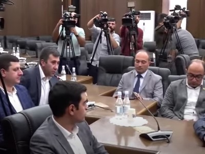 Оппозиционные блоки «Армения» и «Честь имею» провели обсуждение с участием юристов