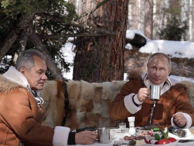 Путин и Шойгу сварили уху из щуки
