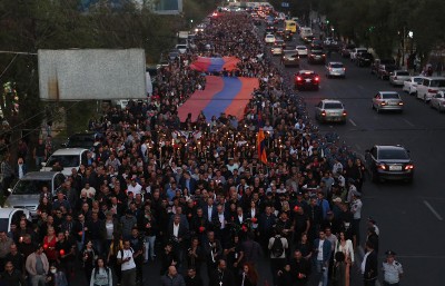 Երթ-մոմավառությունն ավարտվեց. ներկաները լուսե կանթեղները դրեցին նահատակների շիրիմների վրա