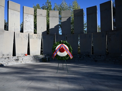 Wreath on behalf of Armenia President is laid at Yerevan military pantheon