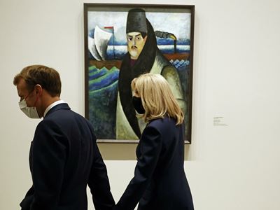 Макрон и его жена подали жалобу из-за фото