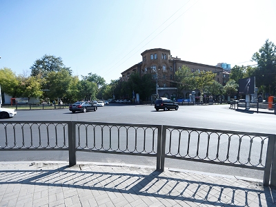 Երեւանի այն խաչմերուկներում, որտեղ չկան հետիոտնային անցումներ, մետաղական ցանկապատեր եւ արգելապատնեշներ են տեղադրվում