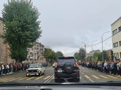 «Գլորիայի» մոտ 3000 աշխատակիցներ շարք կանգնած վերջին հրաժեշտը տվեցին Բագրատ Դարբինյանի դստերը
