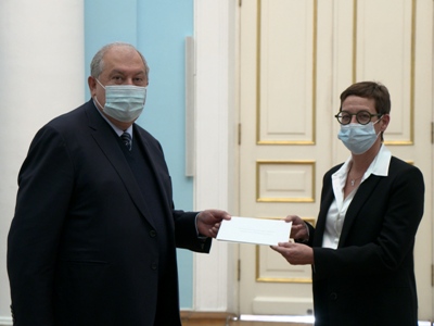 Новый посол Франции в Армении вручила Армену Саркисяну верительные грамоты