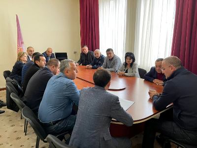 ԱՀ ԱԺ «Ազատ հայրենիք – ՔՄԴ» խմբակցության անդամները հանդիպել են ԱՀ բնակարանային հարցերի կոմիտեի նախագահի հետ
