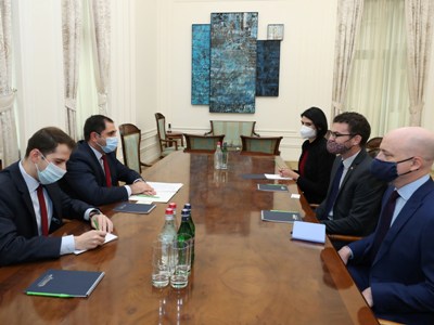 Armenia Deputy PM Suren Papikyan receives UK Ambassador