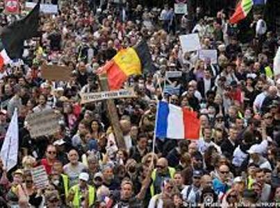 Во Франции прошли протесты против COVID-пропусков