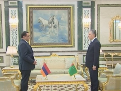 Դեսպան Խարազյանն իր հավատարմագրերը հանձնեց Թուրքմենստանի նախագահին
