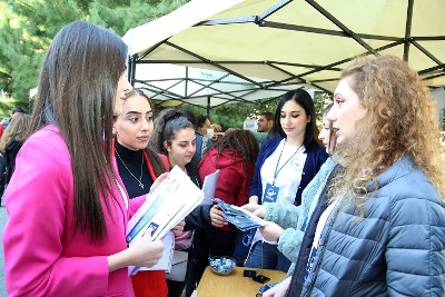 Տնտեսագիտականի բակում կայացավ Աշխատանքի տոնավաճառ՝ 50-ից ավելի գործատուների և շուրջ 4000 աշխատանք փնտրողներ
