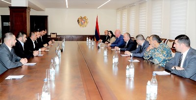 Armenia MOD receives Diaspora Armenian benefactors