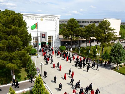 Թուրքմենստանցի ուսանողներին պարտավորեցրել են իրենց հետ ունենալ Բերդիմուհամեդովի գրքերը