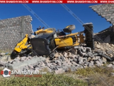 Արտակարգ դեպք՝ Երևանում. տրակտորը շրջվել է ու փլուզել հսկայական քարե պարիսպը