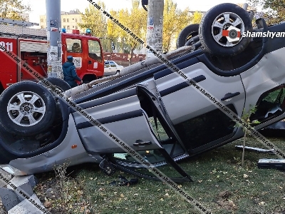 Երևանում բախվել են Honda Elysion-ն ու Honda CRV-ն, վերջինս գլխիվայր շրջվել է. կա վիրավոր (ֆոտո)