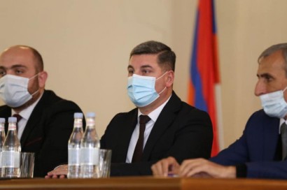 Գնել Սանոսյանն Արագածոտնի մարզպետարանում ներկայացրել է նորանշանակ մարզպետ Ռազմիկ Պետրոսյանին