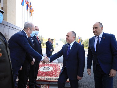 Armenian, Georgian defense ministers discuss cooperation