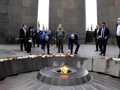 Georgia defense minister visits Armenian Genocide Memorial Complex