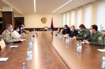 Պաշտպանության նախարարը Ֆրանսիայի դեսպանի հետ սահմանային եւ տարածաշրջանային իրավիճակին վերաբերող հարցեր է քննարկել