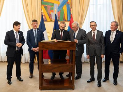Արարատ Միրզոյանը հանդիպել է Ֆրանսիայի Սենատի նախագահ Ժերար Լարշեի հետ