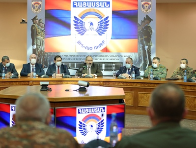 Վարչապետը ԶՈՒ բարձրագույն սպայակազմին է ներկայացրել ՊՆ նորանշանակ նախարար Սուրեն Պապիկյանին