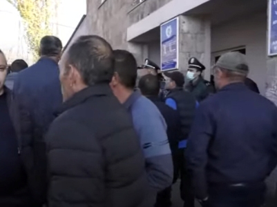 «Նա խաբեբա սրիկա է, մարդկանց աշխատացրել, փողը չի տվել». Բյուրականցիներն՝ ընդդեմ համայնքի ղեկավար ԺՊ-ի