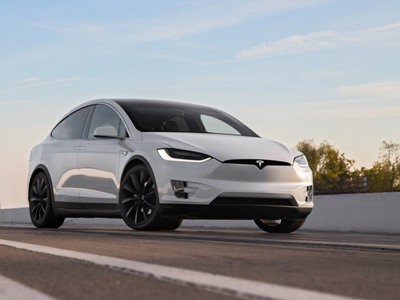 Автомобили Tesla начали резко тормозить