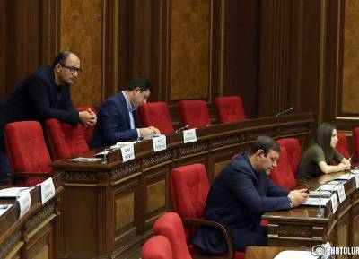 «Грапарак»: Глава фракции блока «Честь имею» продолжает бойкот правительственного часа