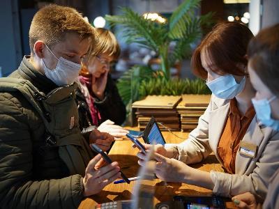 Чехия и Словакия запретили непривитым  посещать отели, пабы, парикмахерские и большинство публичных мероприятий