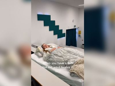 Студентка пришла на первую пару вместе с кроватью из дома