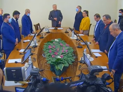 Постоянная парламентская комиссия минутой молчания почтила память погибшего накануне солдата