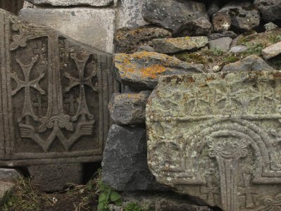 Поврежденные хачкары перенесены на территорию заповедника «Город-крепость Лори»