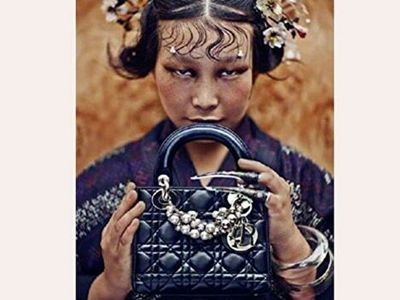 Дом моды Dior извинился перед Китаем за скандальное фото на выставке