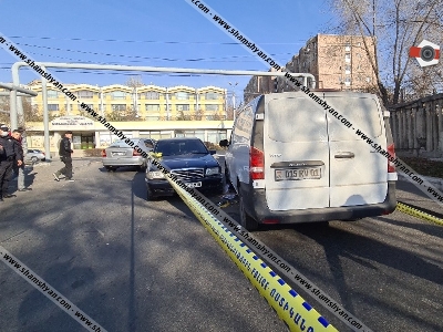 Mercedes-ը վրաերթի է ենթարկել երիտասարդ աղջկան, ապա բախվել մեկ այլ Mercedes-ի. աղջկան դուրս են բերել մեքենաների արանքից