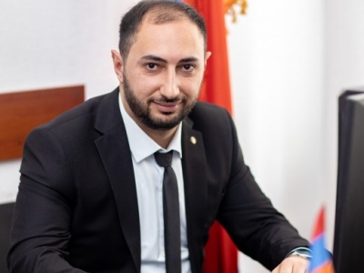 Լոռու մարզպետի օգնականը սպառնում է քաղաքացուն, որ գտնելու է նրան եւ «ոտերները ջարդի» (ֆոտո)