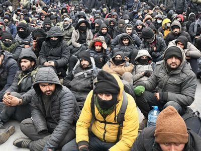 Беженцы в лагере в логистическом центре «Брузги» собрали митинг и требуют пустить их в ЕС