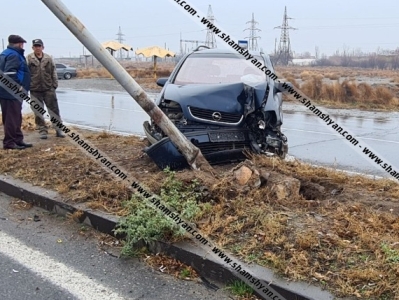 Արմավիրում Opel-ը բախվել է էլեկտրասյանն ու տապալել ՔՊ-ի կողմից Մեծամորի քաղաքապետի թեկնածուի գովազդային պաստառը