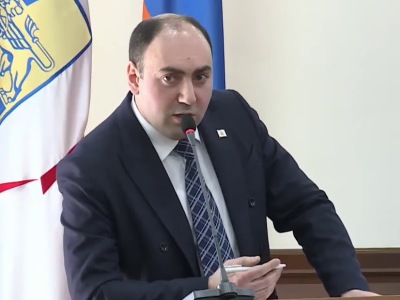 В Совете старейшин Еревана предложили упорядочить размещение памятных досок