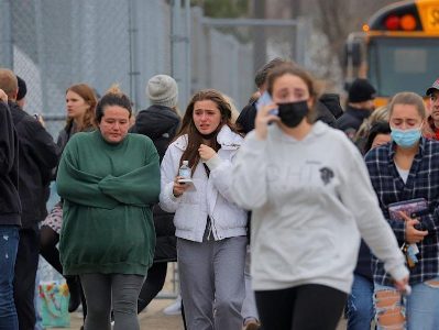 В средней школе Мичигана 15-летний мальчик убил трех одноклассников и ранил еще восемь человек