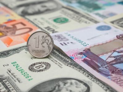 Bloomberg: Новые санкции США и ЕС против России могут коснуться обмена рубля
