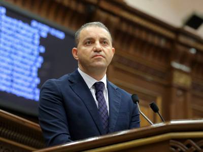 Министру экономики Армении депутат подарил книгу американского ученого Самуэльсона «Economics»