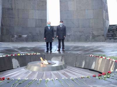 Armenia MFA officials pay tribute to innocent victims of genocides