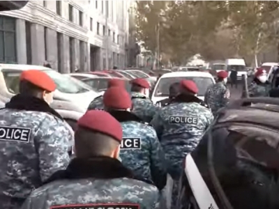 У здания МИД Армении полицейские подвергли приводу 13 человек